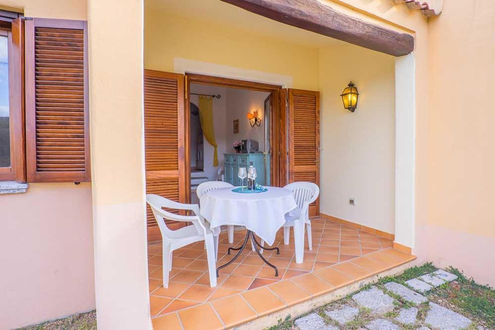 Residence Baia Sant Anna Con Piscina Tanaunella Kültér fotó